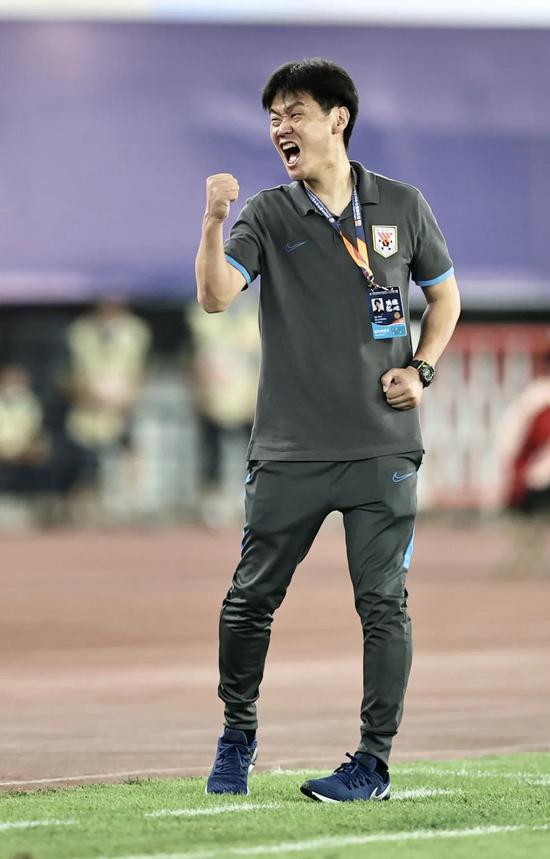 英雄联盟官方直播-关于关键时刻体能课后，圣安东尼奥马刺防线松动备战中超，压力陡增，团队化学反应显著的信息