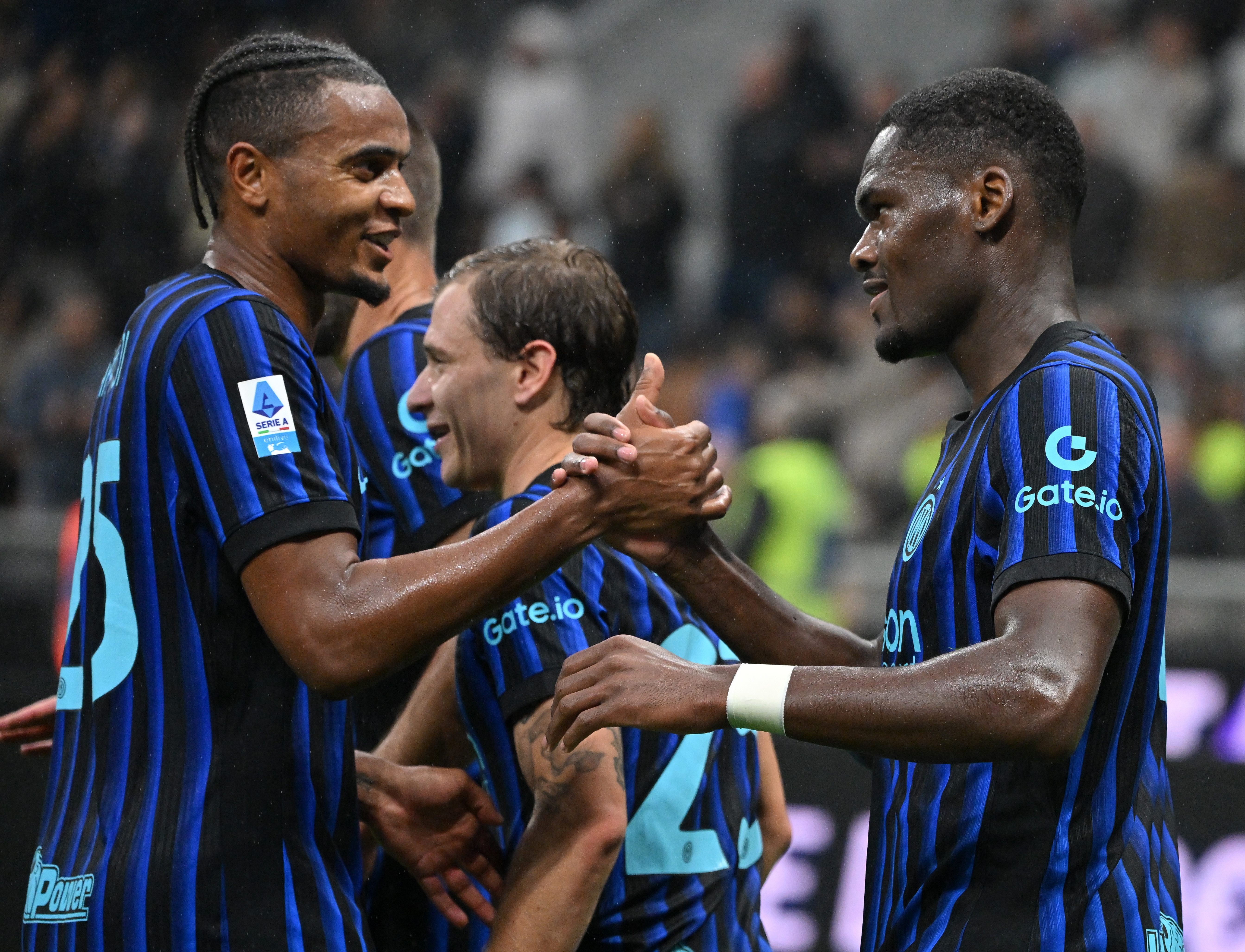 包含国际米兰训练开放日,今晚回应争议引欢呼,意甲在即,轮换策略成焦点的词条 包含国际米兰训练开放日,今晚回应争议引欢呼,意甲在即,轮换策略成焦点的词条